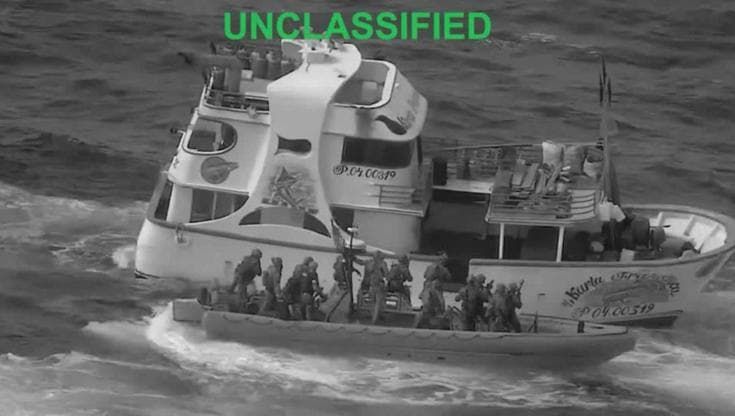 Ecuador,&nbsp;marines Usa abbordano e distruggono imbarcazione dei narcos: il video del blitz