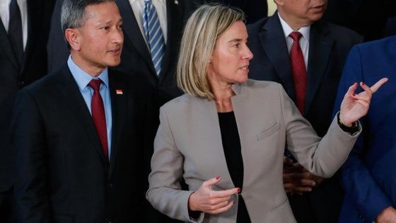 Migranti, Mogherini: pronti a chiudere l'Operazione Sophia se l'Italia non la vuole
