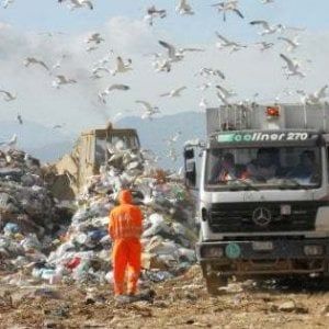 Rifiuti, scoperto traffico illecito a Palermo. Cinque arresti, coinvolti anche dipendenti Rap