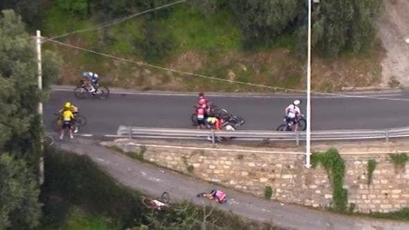 Spaventosa caduta nella Milano-Sanremo donne. Debora Silvestri vola oltre un parapetto di tre metri - la Repubblica