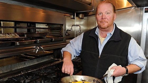 Mario Batali, chi è lo chef italoamericano che cucinerà per Obama e Renzi 
