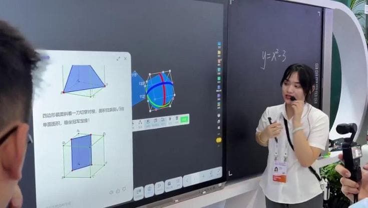 Dalle equazioni al 3D: la lavagna IA cinese rivoluziona l'insegnamento