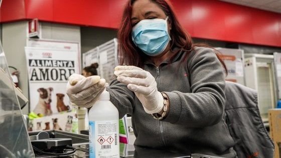 Coronavirus La colf, la cassiera e gli altri: "Stiamo lavorando per voi"
