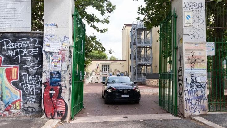 Centocelle, coltellate alla prof e deriva social: “Gli piacevano i video di omicidi”