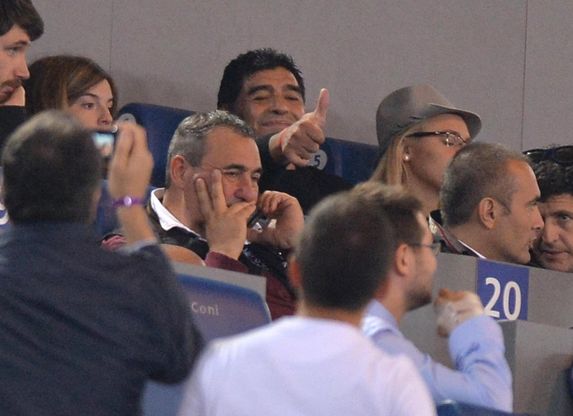 Arriva Maradona, l'Olimpico si ferma per applaudirlo