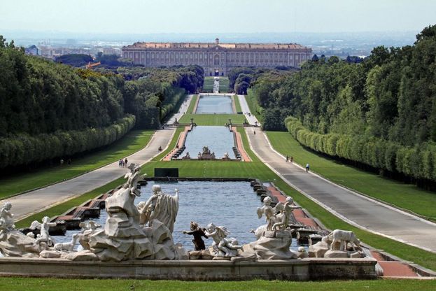 Reggia di Caserta, boom di visite nel weekend pasquale: 11600 presenze contro i 9000 dell'anno scorso