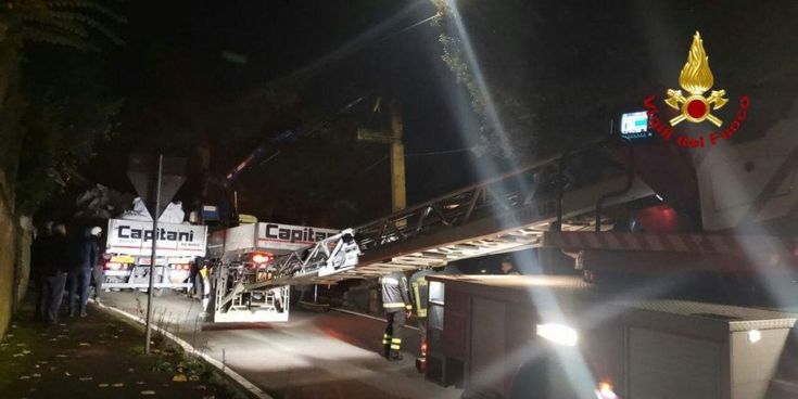 Bologna, crolla una parte della Croce dell'Osservanza: è stata rimossa