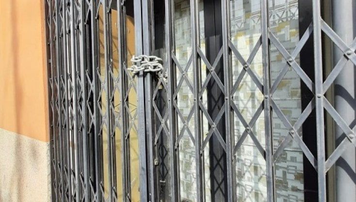 Nuovo regolamento sui negozi in centro a Parma: critiche al Comune