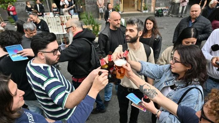 Napoli, sit-in in piazza San Domenico contro l’ordinanza sulla movida: “Un provvedimento dannoso”