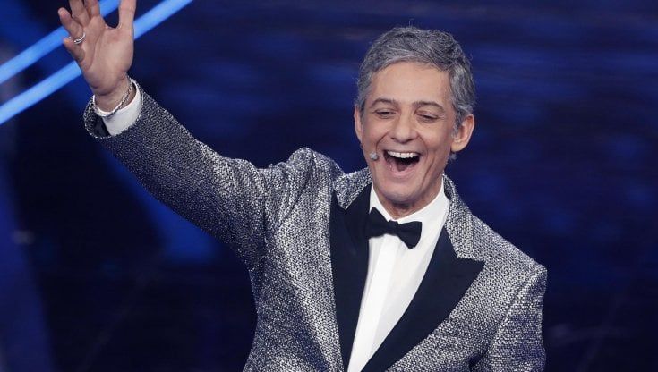 Sanremo 2022, Fiorello all'alba in giro per la città abbraccia la statua di Mike: "Due amici"