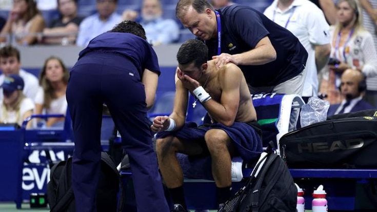 Djokovic shock agli Us Open, vomita in campo e perde con Navone al 1° turno: “Ho un problema serio”