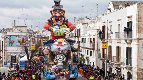 A Putignano sfilano i carri della storia