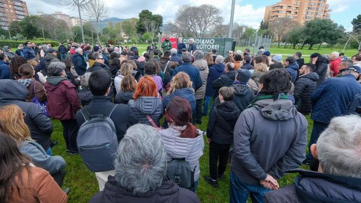 Migliaia di persone al Parco Uditore per il sit-in contro la chiusura