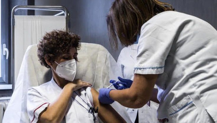 Vaccino covid, per i guariti basta una sola dose