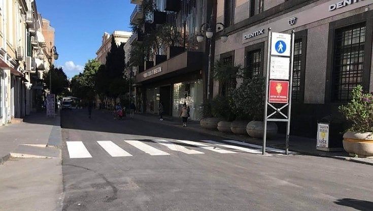 Foggia, spuntano le strisce nella zona pedonale. La foto è virale: "Non è una barzelletta"