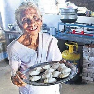 India, le tortine di riso salato cucinate da "Nonna idli" per migliaia di poveri