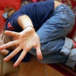 Varese: botte a una bambina disabile, arrestata la madre