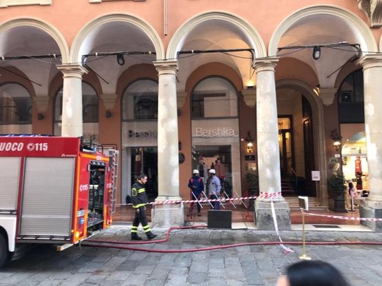 Bologna, perdita d'acqua in via Indipendenza: negozi allagati