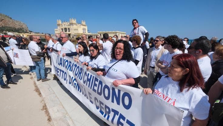 La protesta di Mondello per chiedere lavoro: “Non siamo mafiosi”