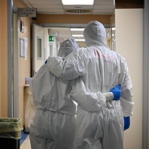 Mille euro ai sanitari in prima linea: la proposta è di Pd e M5s, Toti la boccia in aula. Poi la rilancia su Facebook