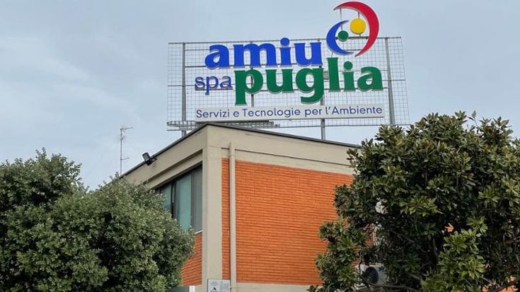 Bari, Amiu sorvegliata speciale ma non ci sarà commissario. Una vigilessa sospesa: contatti con clan