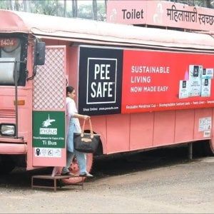 India, i vecchi autobus diventano toilette per sole donne