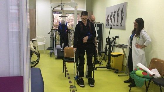 Un robot per camminare dopo l'ictus: l'esoscheletro hi-tech testato su 48 pazienti