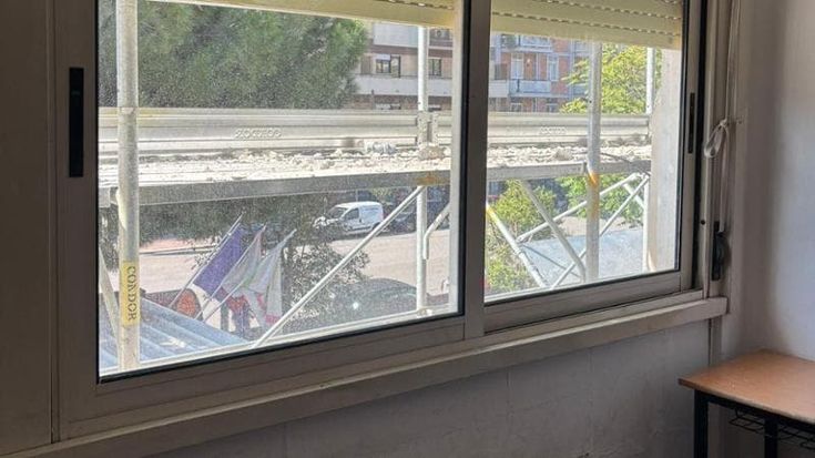 Bari, gli studenti denunciano: "Una sola finestra che non si può aprire, in classe non si respira"