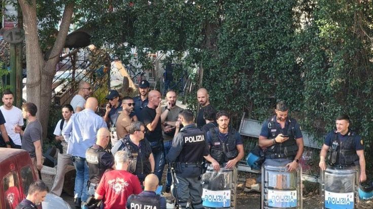 Anarchici, nuovo sgombero del centro sociale Bencivenga occupato. Meloni: “Lo Stato non arretra”