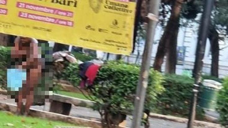 Bari, una donna nuda si lava in piazza Umberto sotto gli occhi dei passanti. Nuovo allarme degrado