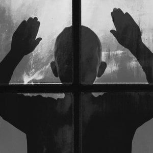 Torino, lasciano i figli soli in casa per andare a ballare e ubriachi hanno un incidente 