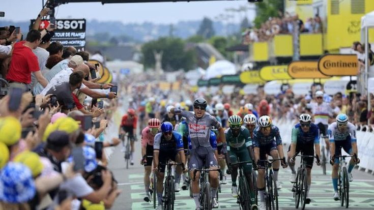 Tour de France, Philipsen domina lo sprint nella decima tappa. Pogacar controlla in giallo