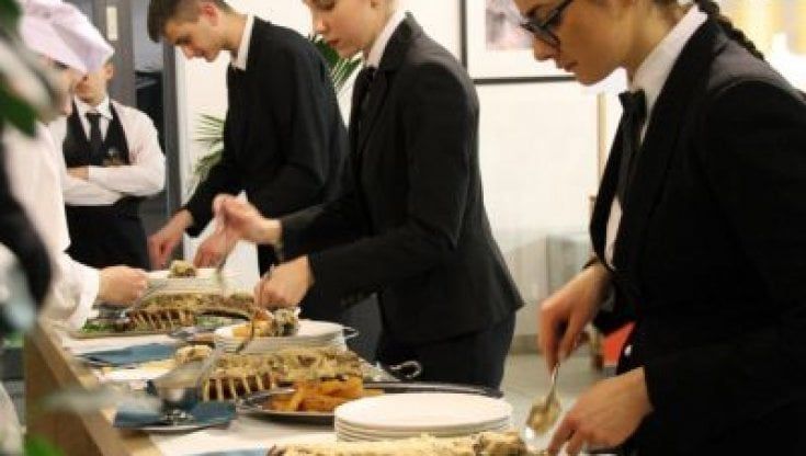 Il virus ferma l'alternanza scuola- lavoro: congelati stage in aziende e ristoranti