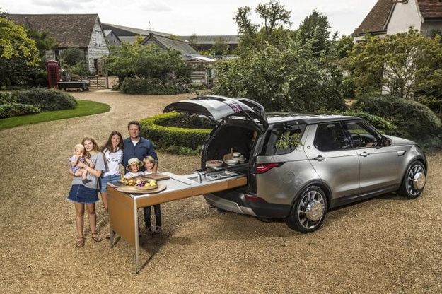 E la Land Rover Discovery si trasforma in cucina per Jamie Oliver