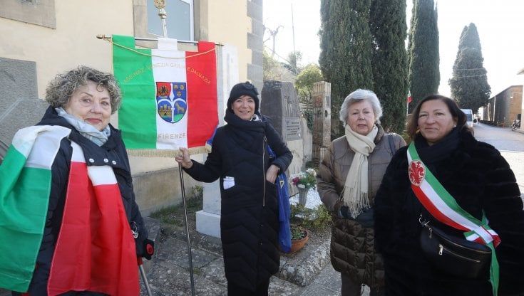 Foibe, a Firenze il ricordo delle vittime alla Compagnia. La targa devastata dai vandali rimessa al suo posto