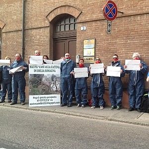 56 giorni di digiuno<br />contro i cani alla catena<br />Il sindaco: "Ora smetti"