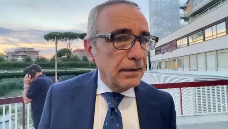 Legale figlia Sgarbi: "Situazione critica, Evelina da più di un anno cerca aiuto per suo padre"