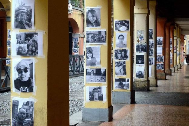 Bologna, cortei vietati per il 25 aprile. E allora al Pratello tutti scendono in strada in fotografia
