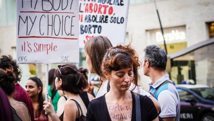 Aborto, la Camera blinda la 194. Voto unanime dopo la retromarcia di FdI: "La legge non si tocca"