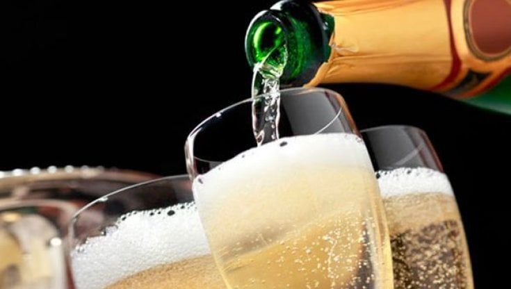 Capodanno 2022: l’ora della sfida, Ciao Francia, tira lo spumante 