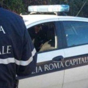 Roma, picchia e abbandona i figli su via Marmorata: arrestato