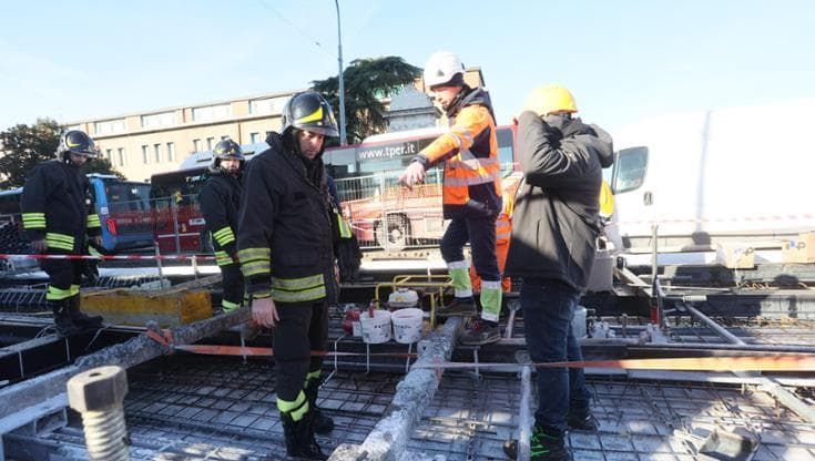 Bologna, parte una fiamma in un cantiere del tram: arrivano i vigili del fuoco
