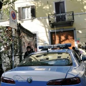 Getta il cane dalla finestra, denunciato