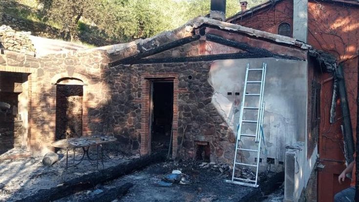 Danni alla casa del vigile del fuoco nell'incendio del Monte Faeta, scatta la gara di solidarietà