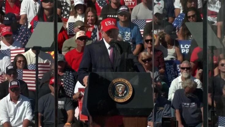 Trump in Arizona: "Chi fa trapelare informazioni riservate deve essere fucilato"
