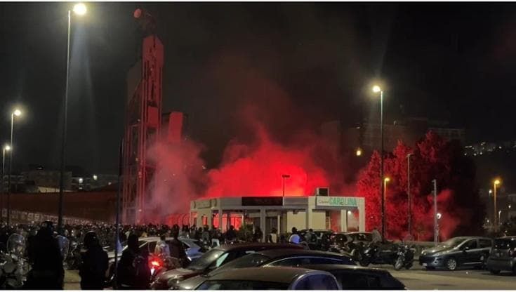 Tifosi del Napoli assediano l’hotel: cori, petardi e fumogeni per non far dormire il Cagliari