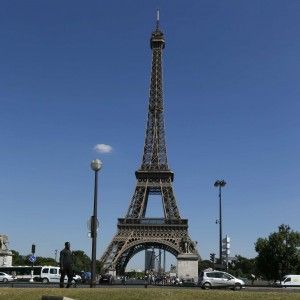 Parigi, sventati attentati contro Tour Eiffel e Louvre