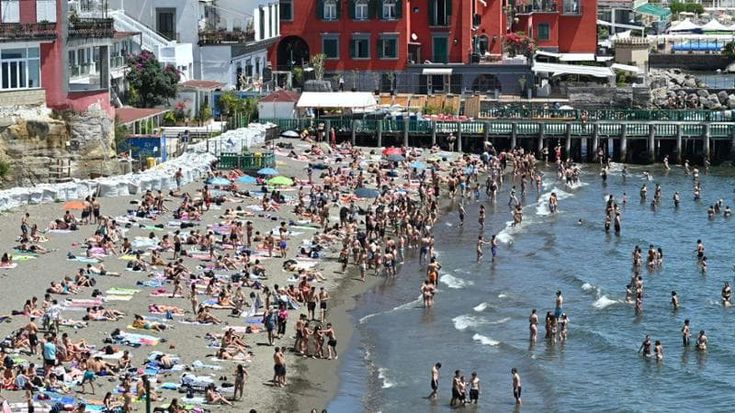 Marechiaro, lungomare, Donn’Anna: è assalto alle spiagge libere. Il lido delle Monache resta chiuso