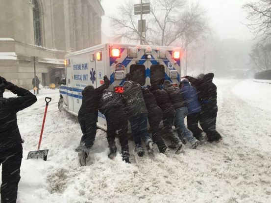 New York, ambulanze bloccate dalla neve: cittadini spingono nella tempesta
