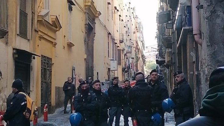 Pizzofalcone, le forze dell'ordine nel "palazzo della camorra" per eseguire lo sgombero